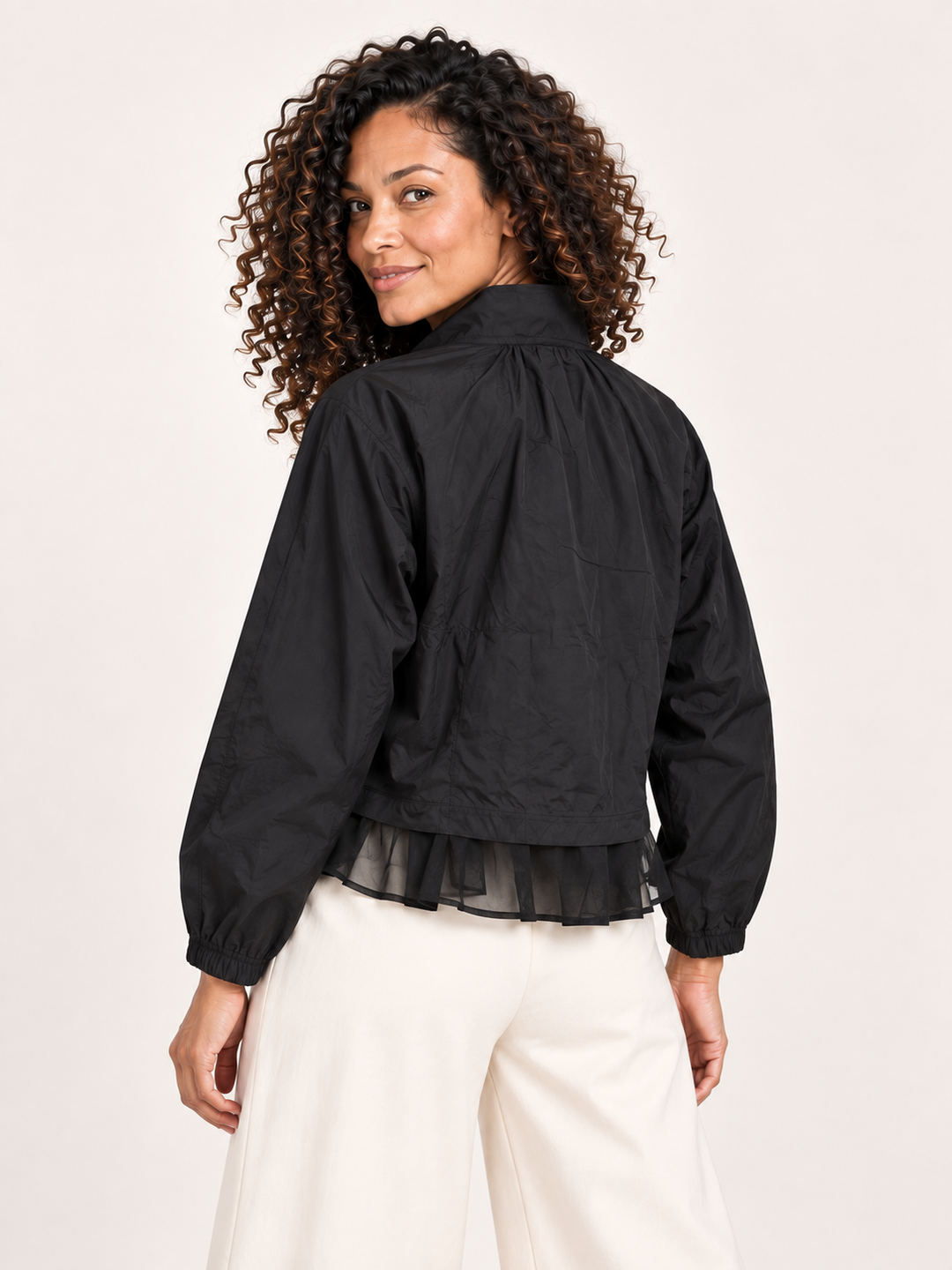 Back view, Kozan Aspi Jacket in Preto, gathered back yoke and mesh hem